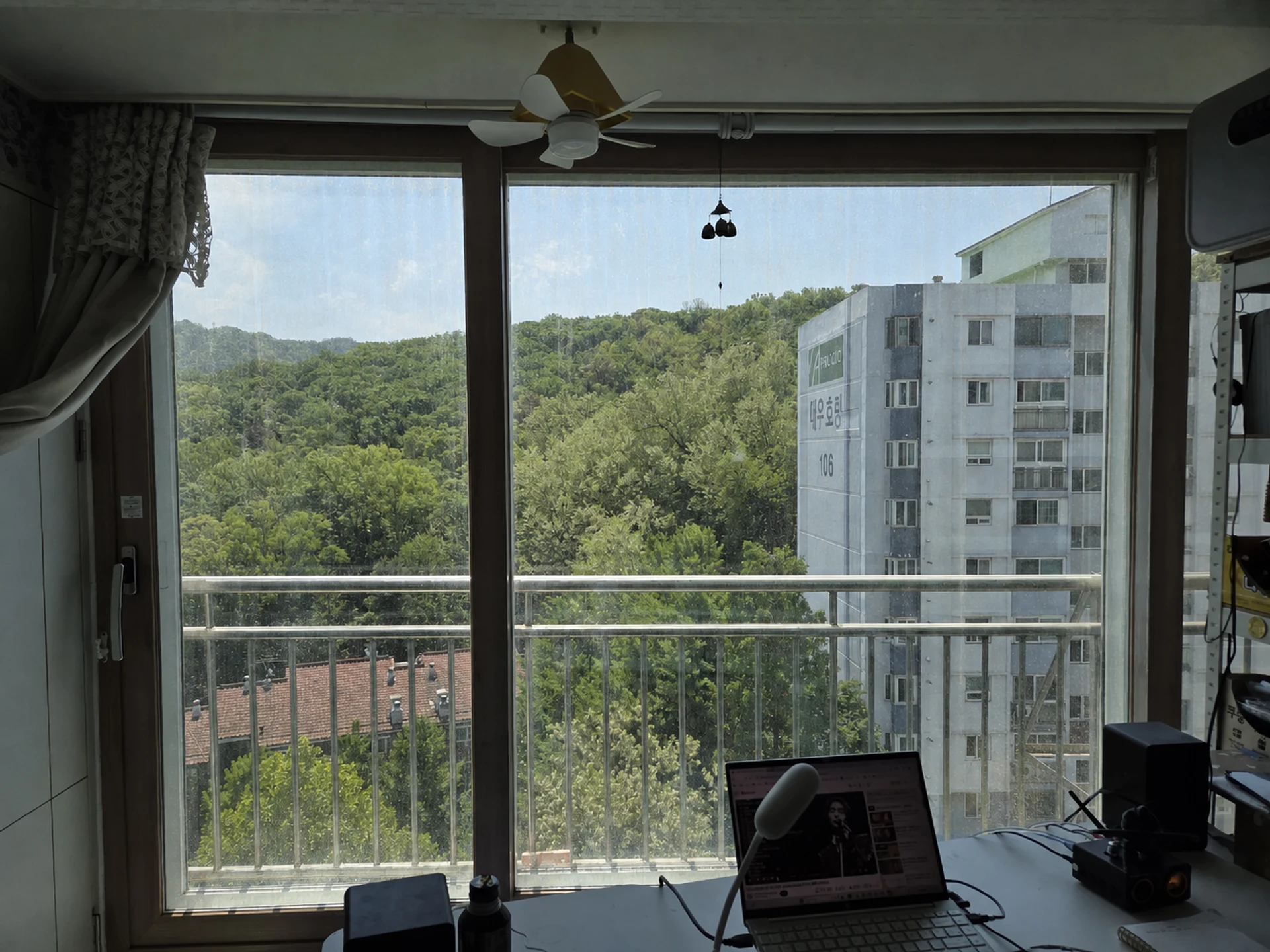 청소 전 먼지와 물때가 남은 거실 유리창